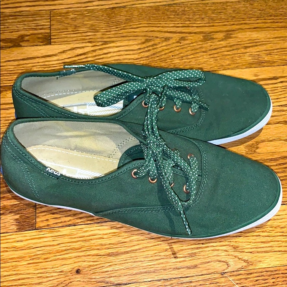 NWOT Green polka dot laces